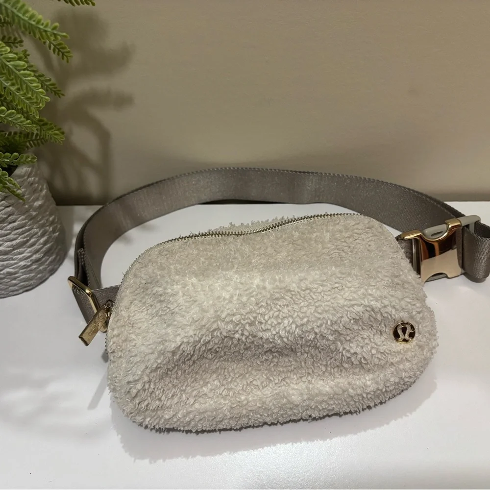 Lululemon Athletica Cream Sherpa Crossbody Bag - Picture 1 of 5